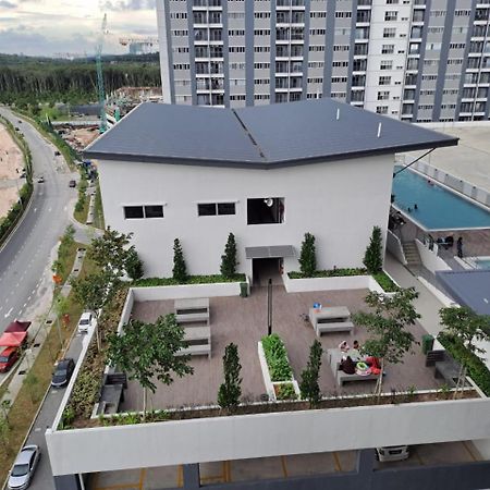 Impiana Homestay Near Putrajaya, Cyberjaya, Musliem Only,Wifi,Netflix Кампунг Денгкил Екстериор снимка