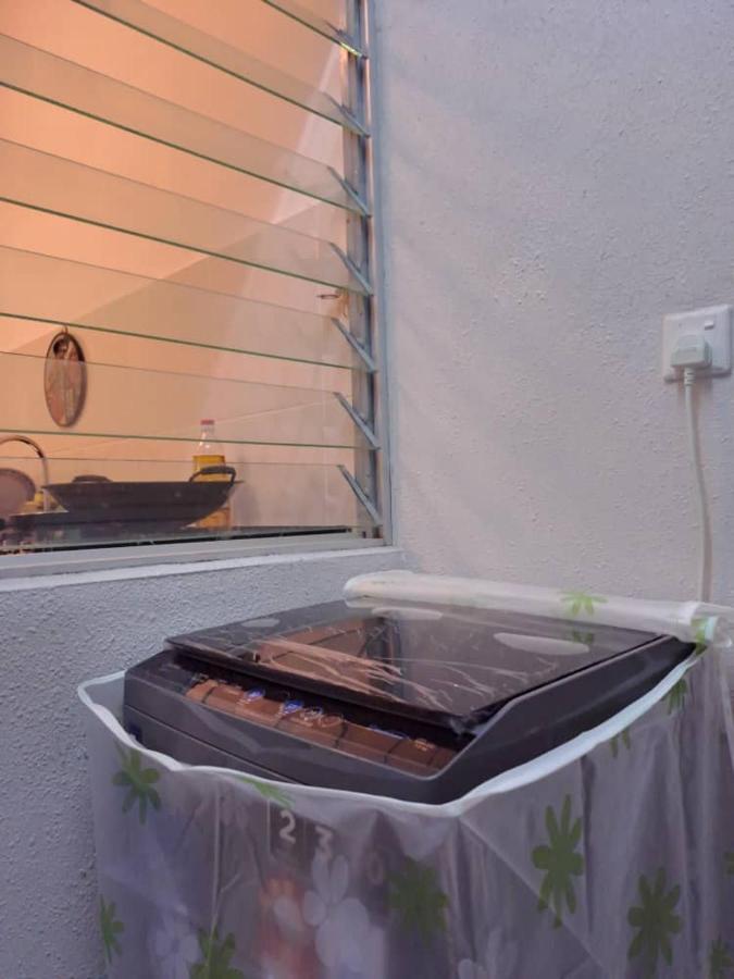 Impiana Homestay Near Putrajaya, Cyberjaya, Musliem Only,Wifi,Netflix Кампунг Денгкил Екстериор снимка