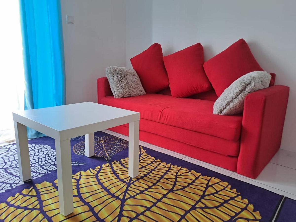 Impiana Homestay Near Putrajaya, Cyberjaya, Musliem Only,Wifi,Netflix Кампунг Денгкил Екстериор снимка