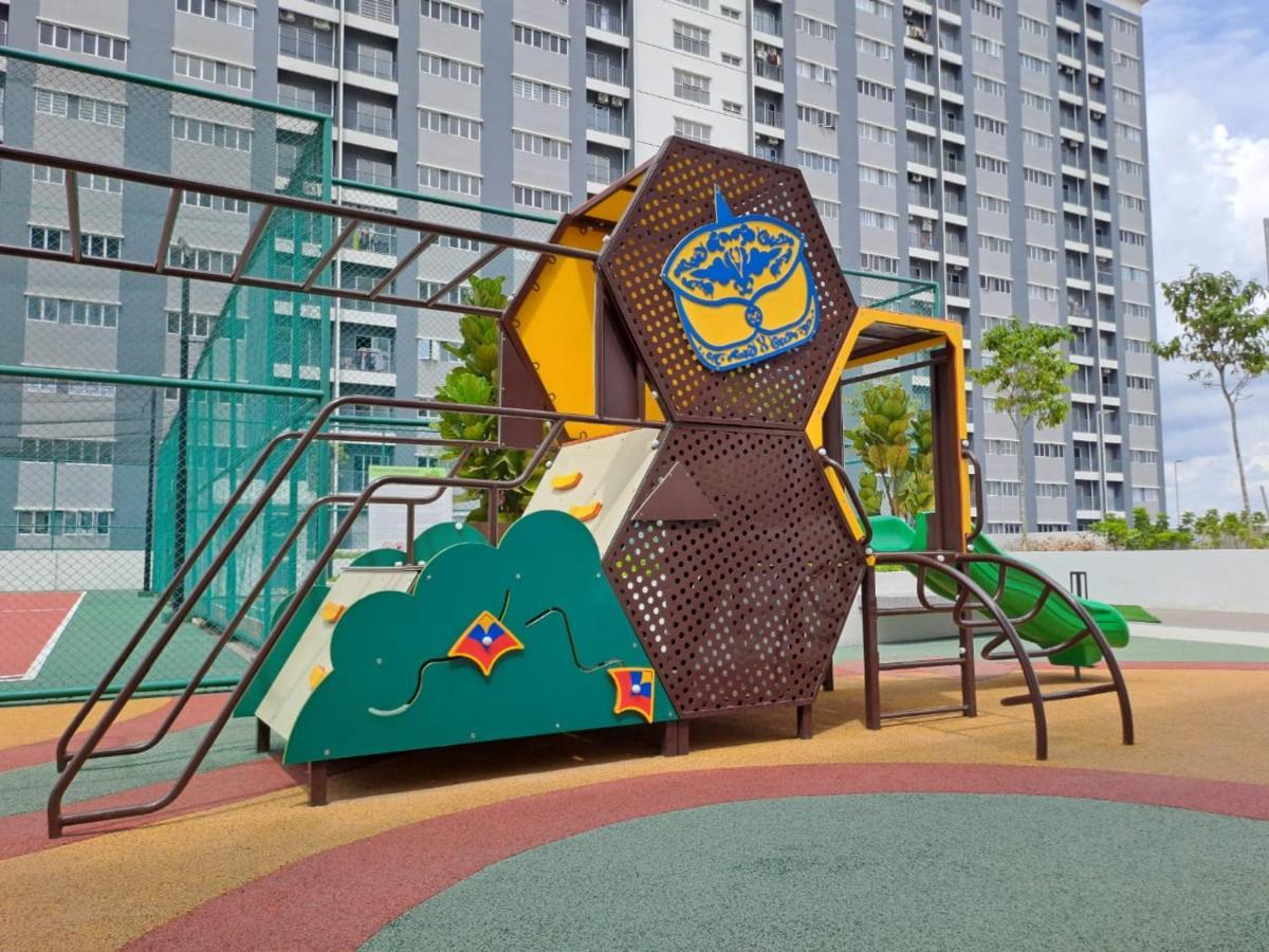 Impiana Homestay Near Putrajaya, Cyberjaya, Musliem Only,Wifi,Netflix Кампунг Денгкил Екстериор снимка