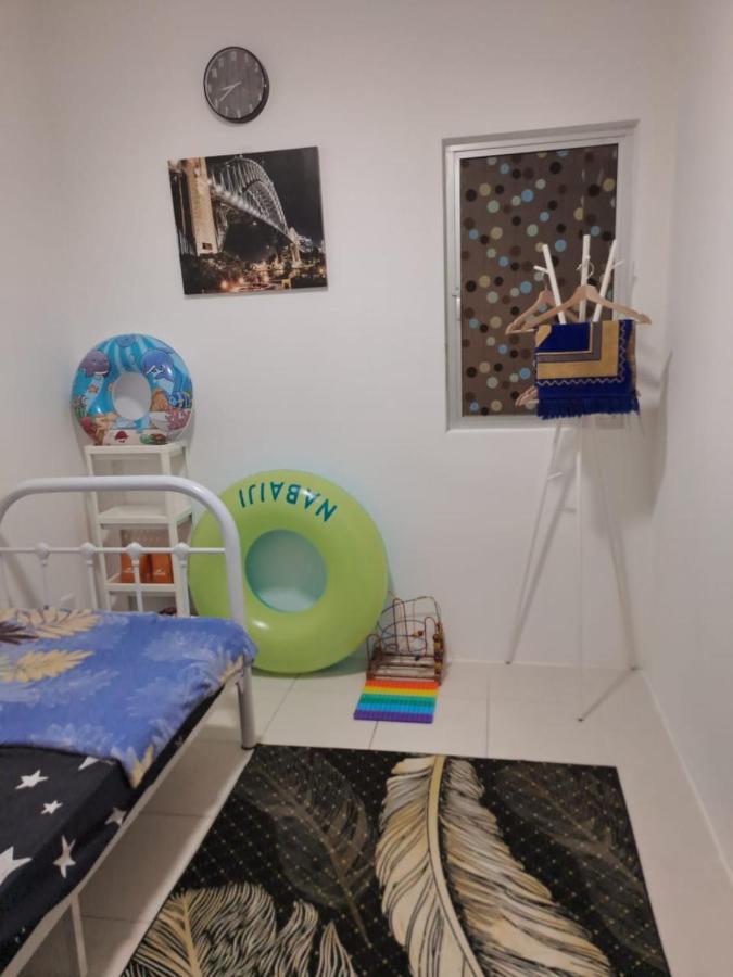 Impiana Homestay Near Putrajaya, Cyberjaya, Musliem Only,Wifi,Netflix Кампунг Денгкил Екстериор снимка