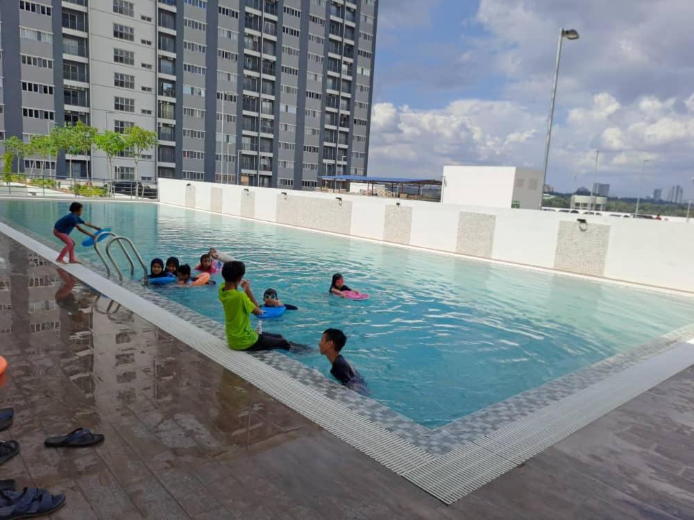 Impiana Homestay Near Putrajaya, Cyberjaya, Musliem Only,Wifi,Netflix Кампунг Денгкил Екстериор снимка