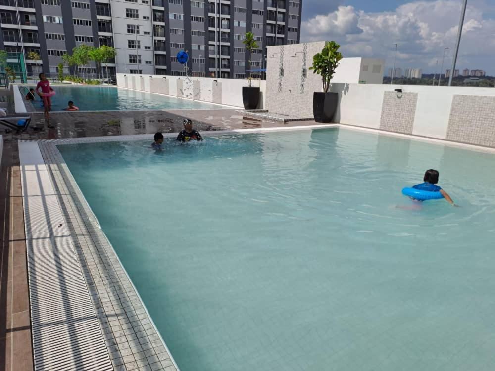 Impiana Homestay Near Putrajaya, Cyberjaya, Musliem Only,Wifi,Netflix Кампунг Денгкил Екстериор снимка