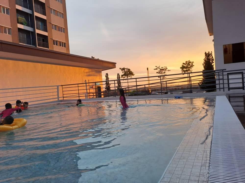 Impiana Homestay Near Putrajaya, Cyberjaya, Musliem Only,Wifi,Netflix Кампунг Денгкил Екстериор снимка