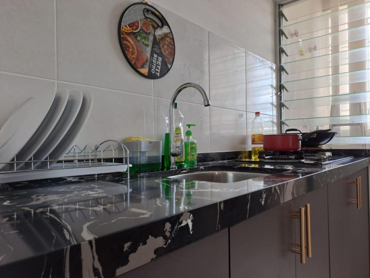 Impiana Homestay Near Putrajaya, Cyberjaya, Musliem Only,Wifi,Netflix Кампунг Денгкил Екстериор снимка